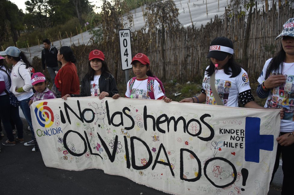 Varias niñas exigen justicia a un año de la tragedia del Hogar Seguro Virgen de la Asunción de Guatemala.
