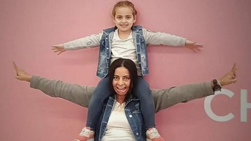 Chiroyli Osiyo mushuklari yaqindan Ochiq kiyimdagi ayollar fotosuratlari