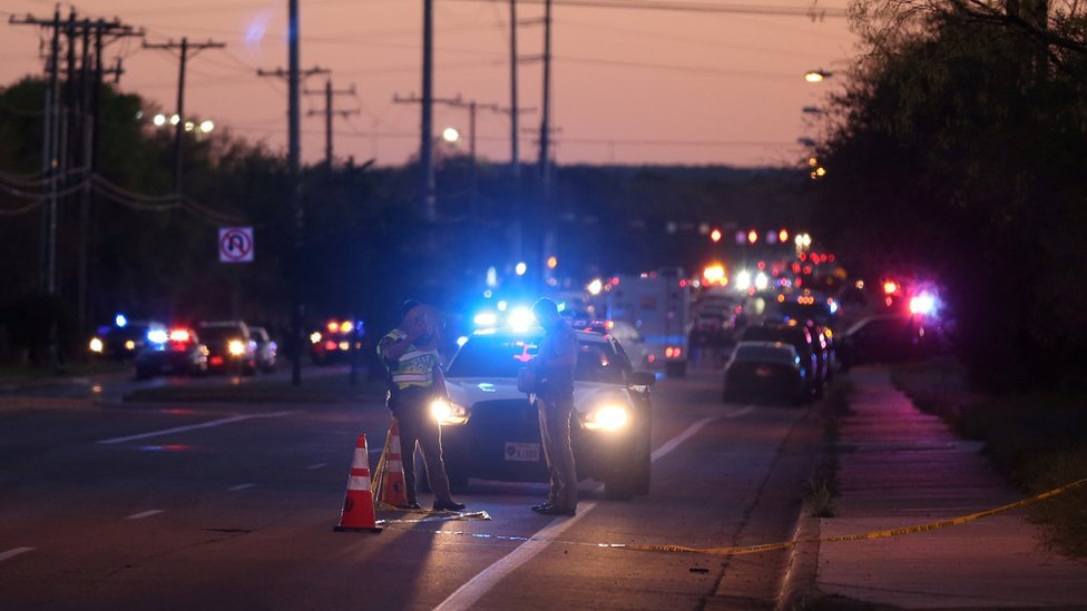 Policías en la escena de uno de los incidentes con bomba en Austin, Texas.