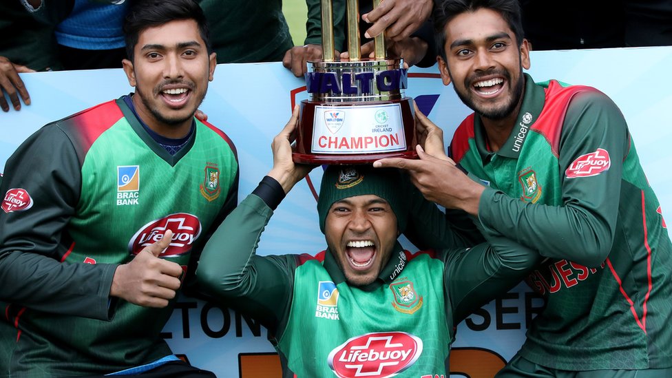 Rus pornosi: Akasining xotini unga prezervativni sikiga qoyishni orgatadi