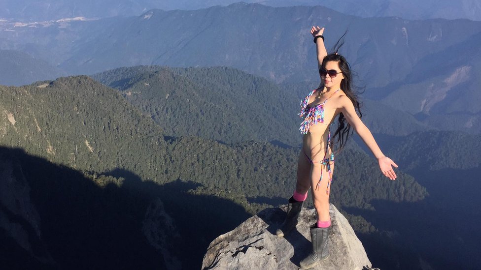 Порно орыс жігіттері көшеде Порно пигги банкінің әйелі күйеуі мен досы