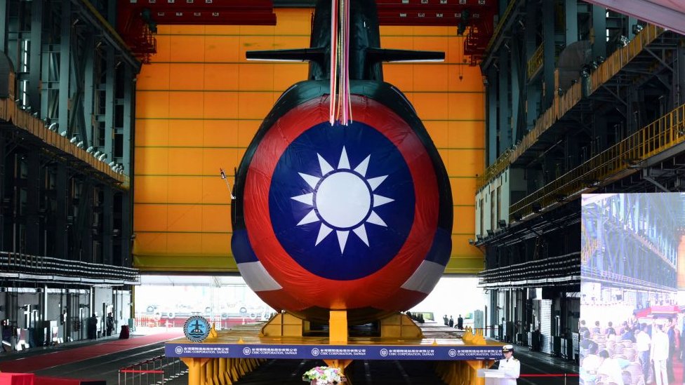 台湾が初の自主建造潜水艦を披露 対中防衛を強化 - BBCニュース