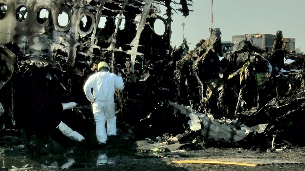 ロシア旅客機炎上、乗客ら「離陸直後に機体に落雷」 - BBCニュース