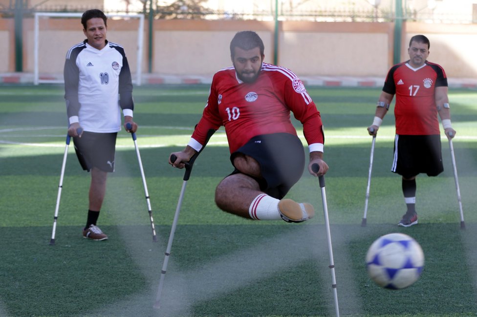 محمد عظيمة في الوسط يحاول السيطرة على الكرة في أول مباراة بالقاهرة يوم 16 ديسمبر كانون الأول 2017