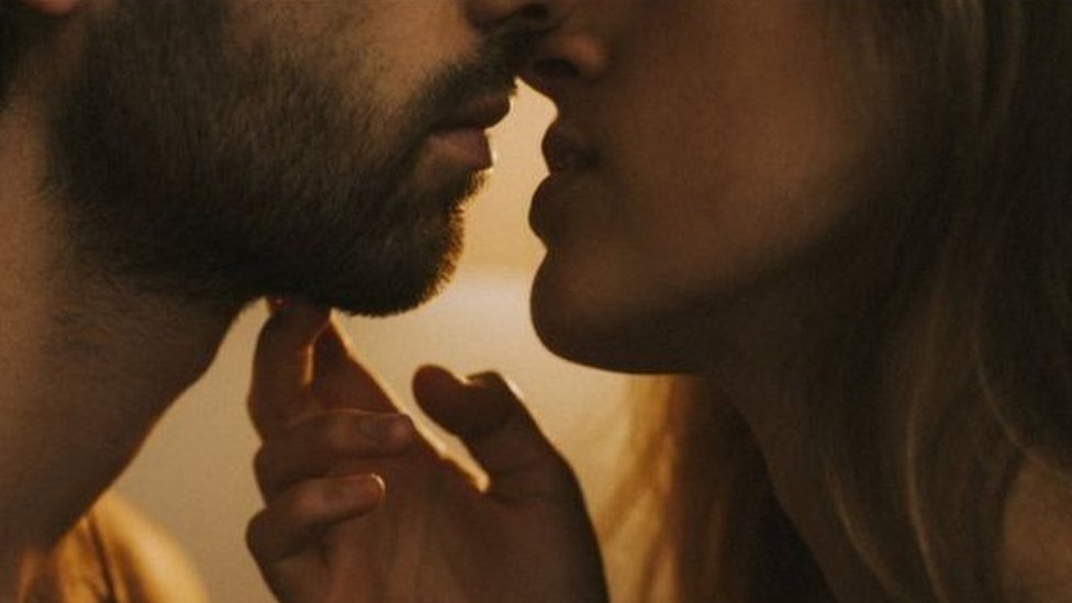 Barcha fotosuratlar pornografik.