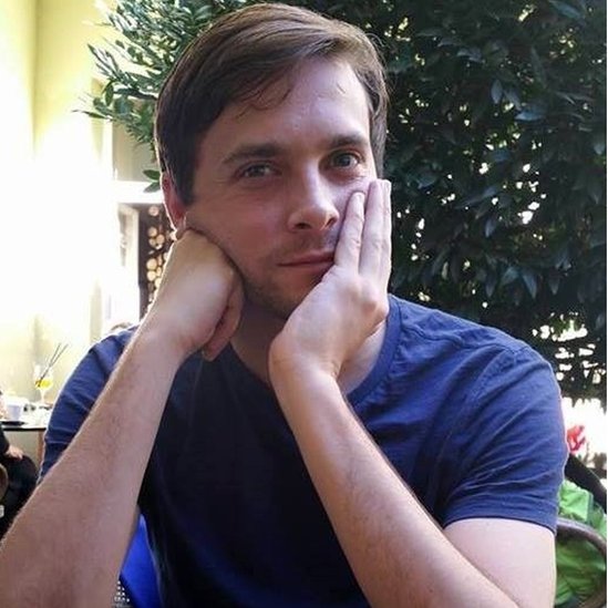 Retrato de Dearlove mirando a la cámara.