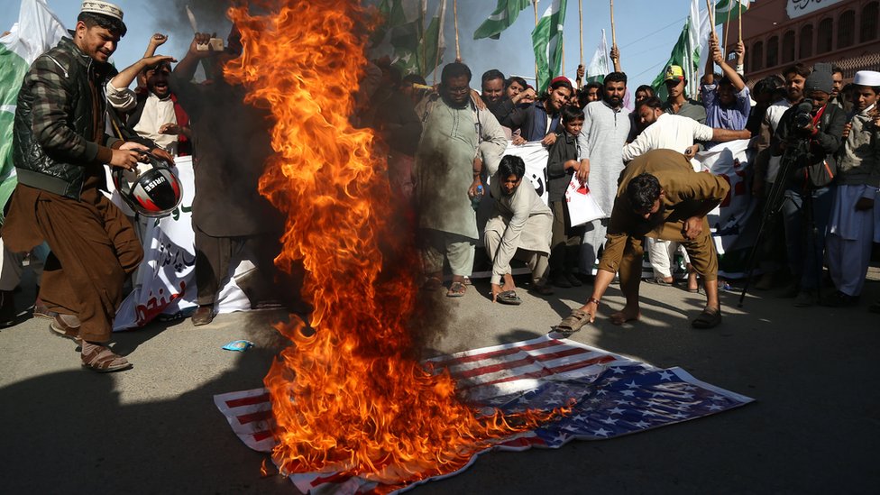 أحرق المتظاهرون الباكستانيون الغاضبون العلم الأمريكي