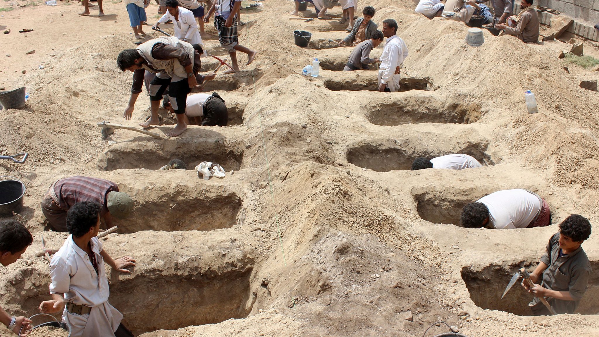 Yemen war: Saudi-led coalition to probe air strike on bus