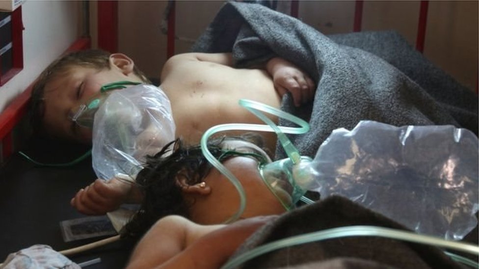 حسب هيئة الصحة في محافظة إدلب، فإن 89 شخصا، بينهم 33 طفلا، و18 امرأة، قتلوا في الهجوم الذي يعتقد أنه استهدف، بغاز الأعصاب، بلدة خان شيخون