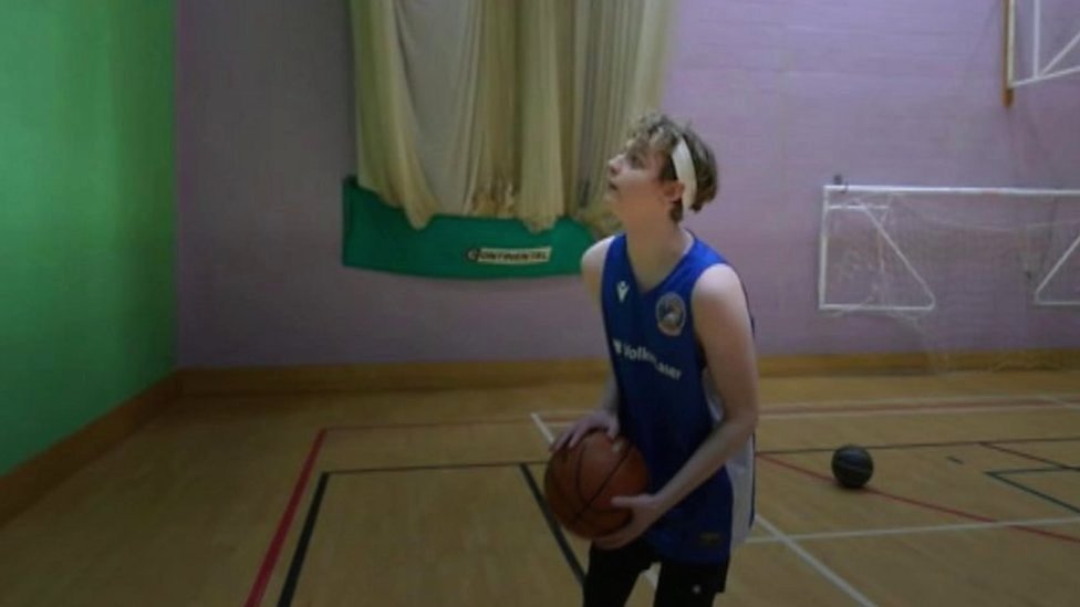 Basketball helps teen refugee form friendships