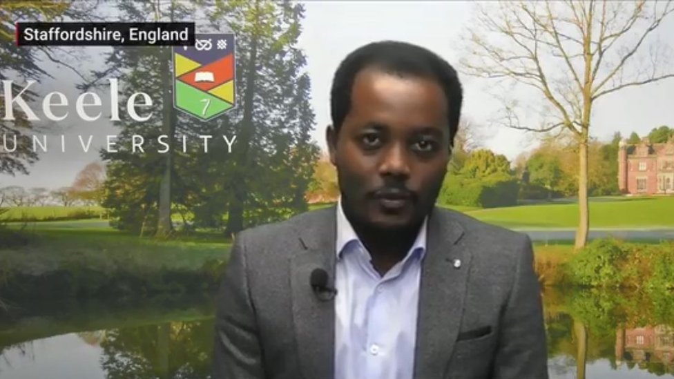 Bir vaqtning ozida barcha teshiklar Biz qizlarning hojatxonaga kirayotganiga josuslik qilamiz