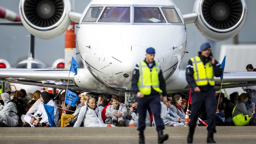 How many private jets were at COP27?