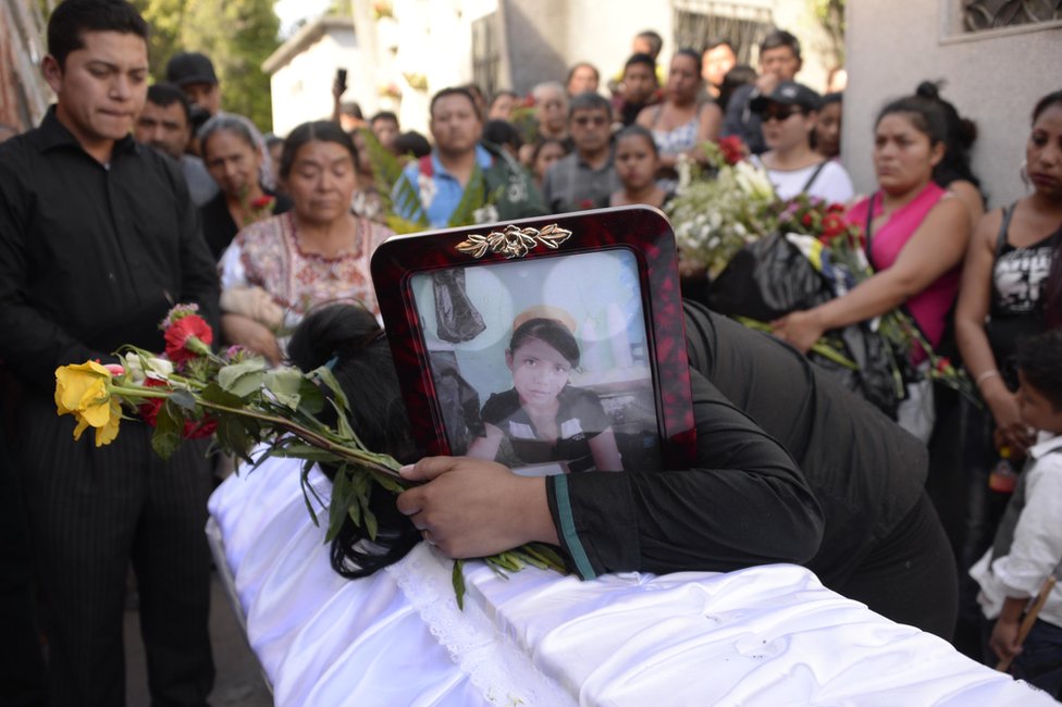 Shirley Palencia llora el 17 de marzo de 2017 sobre el ataúd de su hermana Kimberly Mishel Palencia Ortiz, de 17 años, una de las víctimas de la tragedia del Hogar Seguro Virgen de la Asunción del 8 de marzo de 2017.