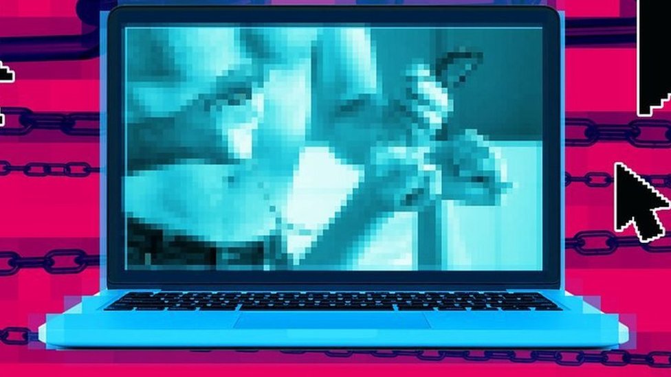 Kochada siyayotgan ayolning pornografik fotosurati