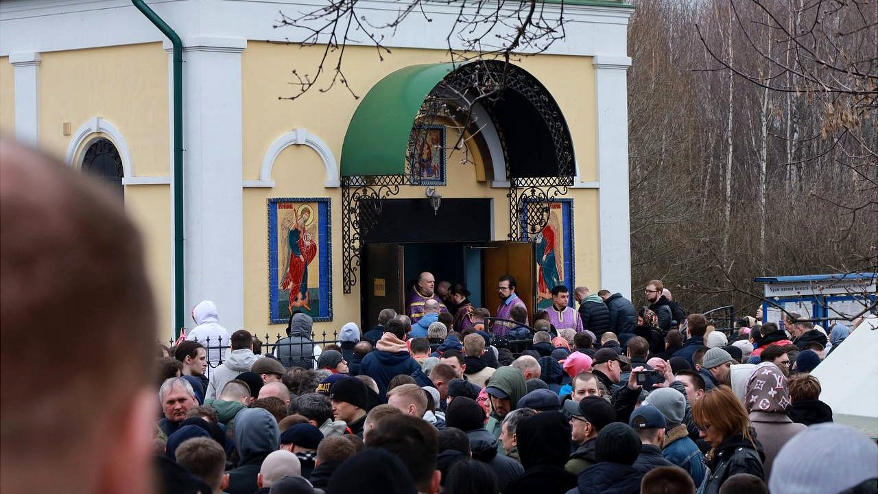 Власти Москвы передумали строить мечеть у Святого озера после протестов  жителей района - BBC News Русская служба