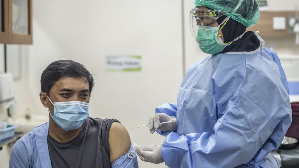 Vaksin Covid-19: Vaksinasi massal tanpa tes dan telusur kontak yang memadai  'akan membiarkan virus corona leluasa menyebar' - BBC News Indonesia