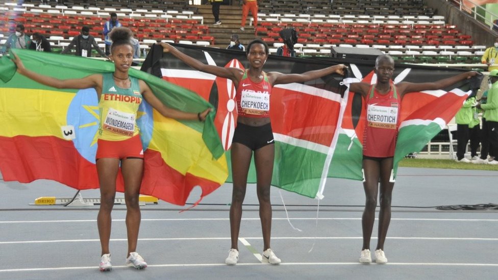 Seksual liboslarda yosh qizlar