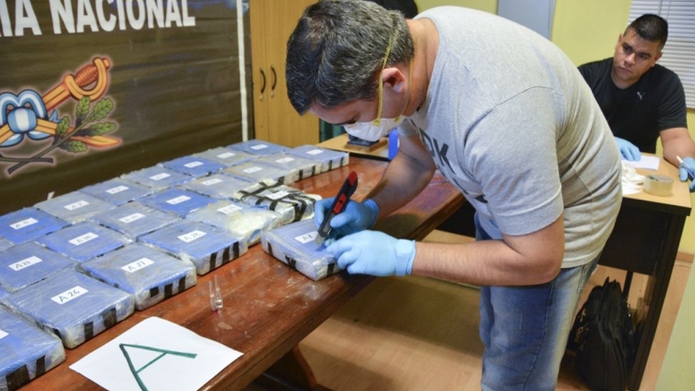 Personal de Gendarmería de Argentina rotula los paquetes de droga. (Foto: AFP/Ministerio de Seguridad de Argentina)