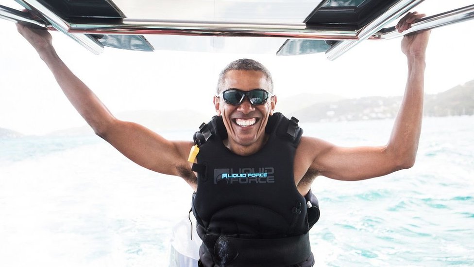 Barack Obama en una práctica de kitesurf