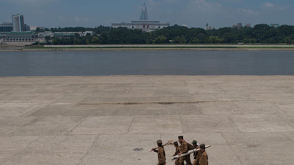 Una vista de Pyongyang con el hotel Ryugyong