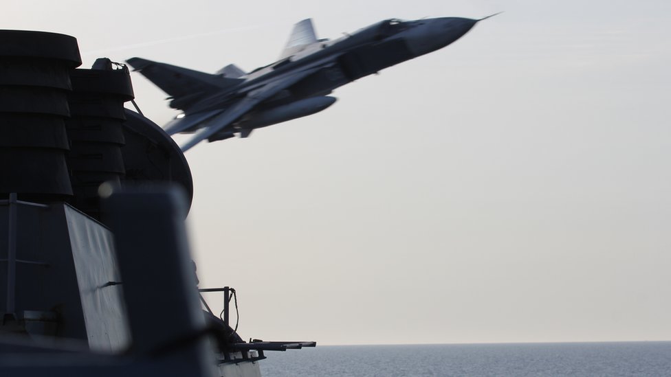 ロシア軍機、米駆逐艦に「攻撃的」異常接近と 10回以上 - BBCニュース
