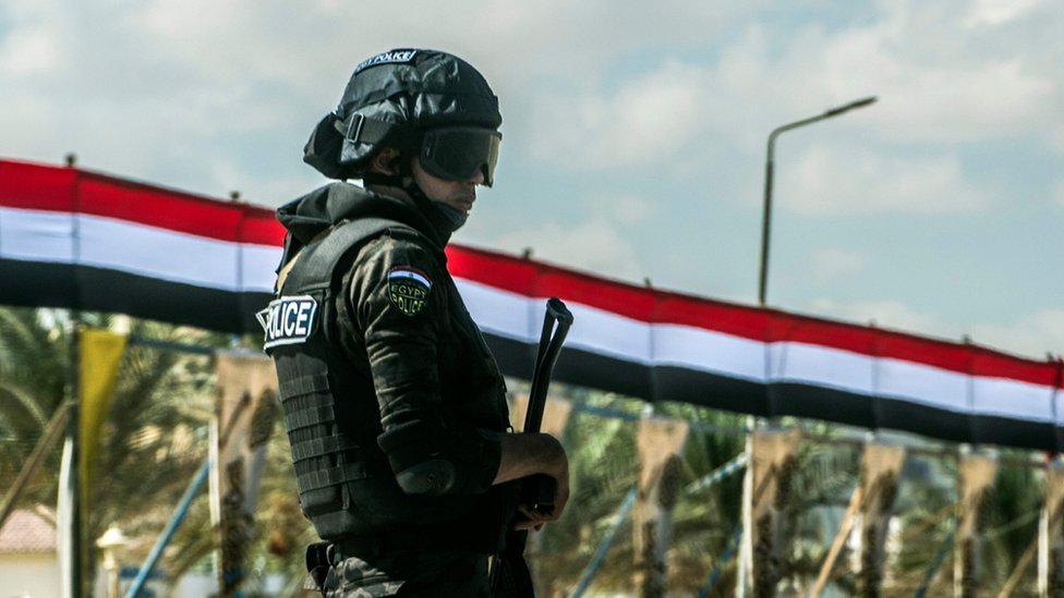 Un policía egipcio hace guardia en El Alamein, donde un ataque yihadista mató a 35 agentes el pasado octubre. Un policía egipcio hace guardia en El Alamein.