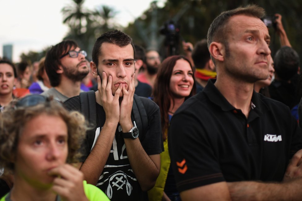 Ciudadanos fuera del Parlamento de Cataluña en Barcelona.