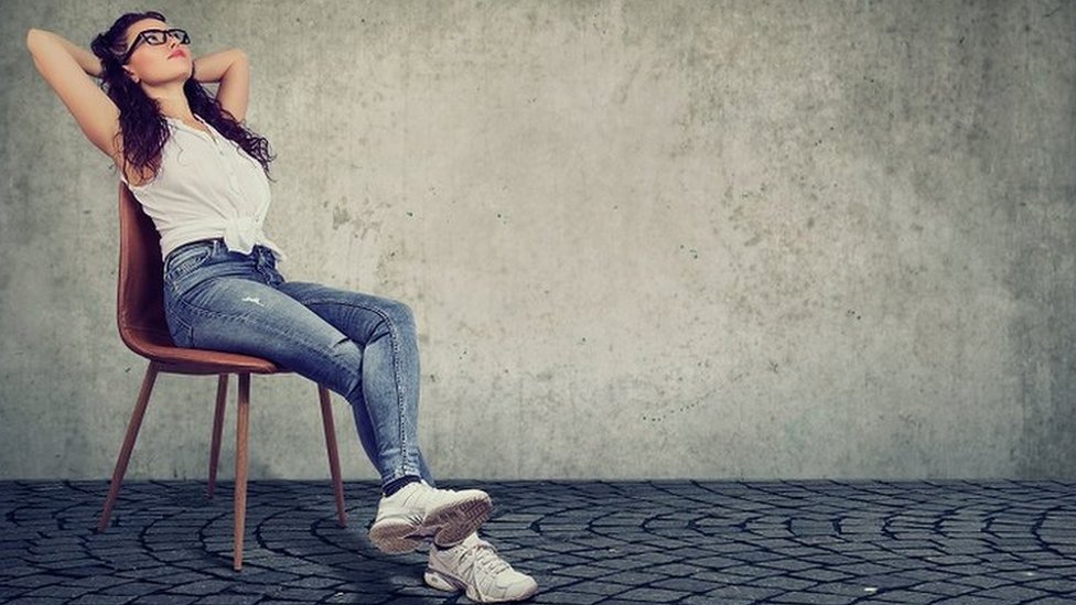 Ayol yashirin kamerada külotlarini hidlaydi.