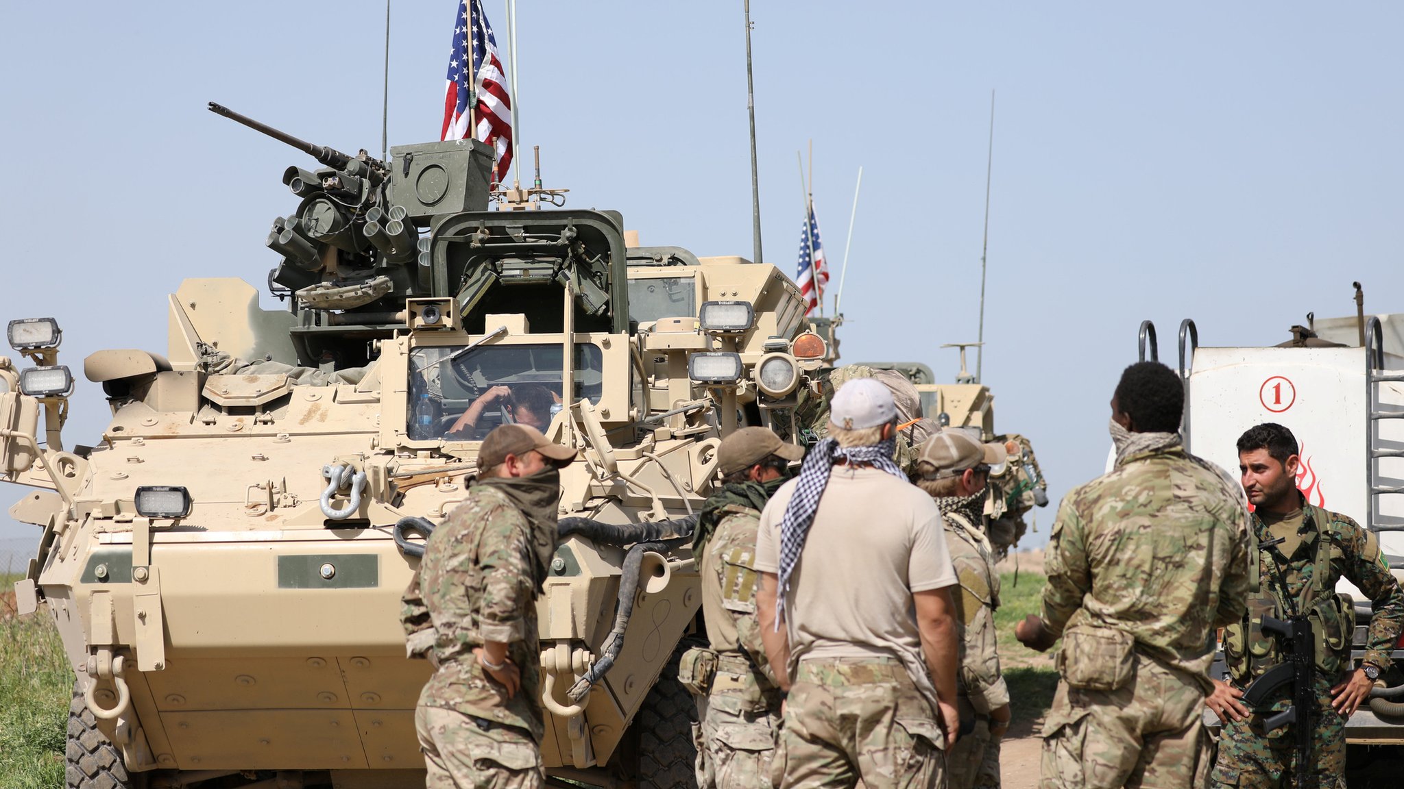 実物 アサド政権 シリア軍 共和国防衛隊 バッジ シリアのクルド人勢力、トルコ軍対抗でアサド政権と協力と - BBC