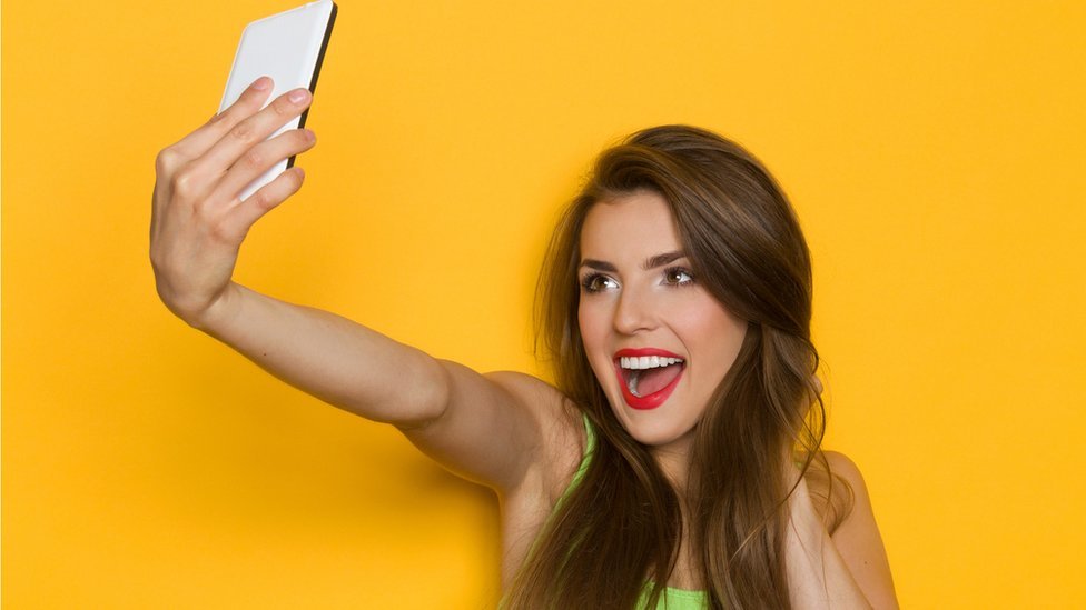 Chica tomándose una foto