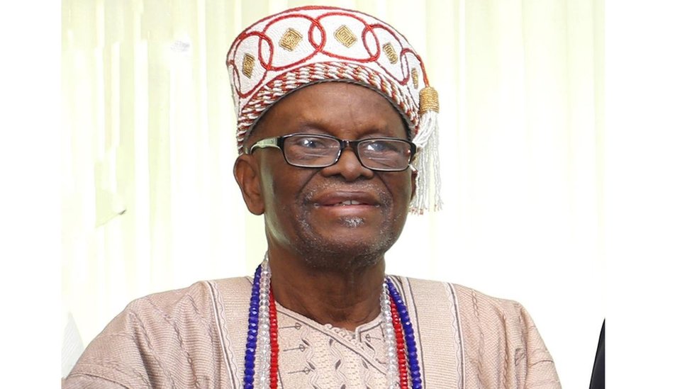 Oyoqlarini emiradi va yalaydi