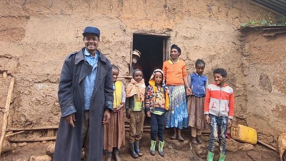 Porno filmlar namoyishi TTT Videoda qiz yalangoch mashq qilmoqda.