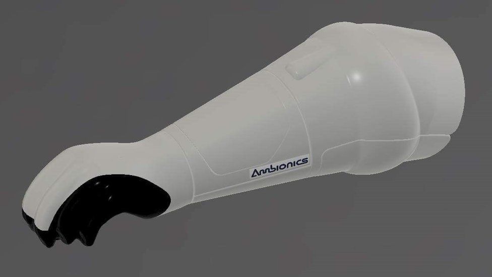 Prótesis de brazo diseñada e impresa en 3D por Ben Ryan apara su hijo Sol.