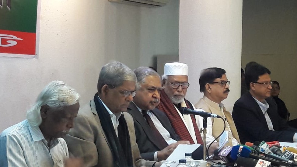 MMF Moskva etuk fotosuratlar Ayollar kokraklarini korsatadilar