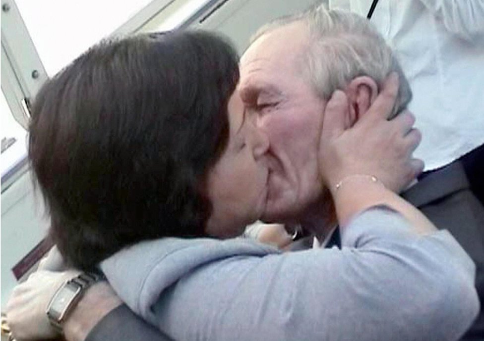 Hitomi Soga besa emotivamente a su esposo Charles Jenkins, en el aeropuerto de Yakarta, en julio de 2004