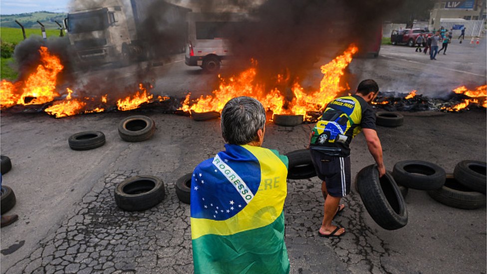 Bolsonaristas incentivam folgas para caminhoneiro votar - 20/10/2022 -  Mercado - Folha