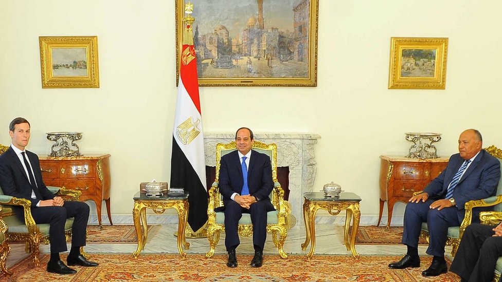 الرئيس المصري عبدالفتاح السيسي أثناء لقاءه الأسبوع الماضي مع جاريد كوشنر، صهر ترامب وأحد كبار مستشاريه بعد يومين من قرار أمريكي بخفض المعونة العسكرية لمصر.