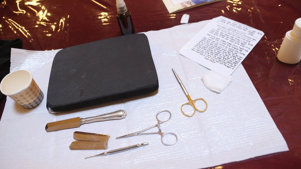 Elementos para llevar a cabo una circuncisión en un institución judía.