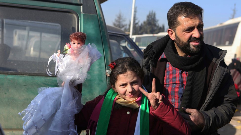 نازح سوري مع ابنته