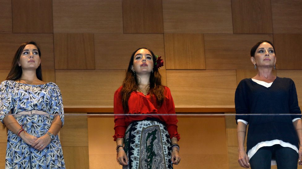 Opositores al gobierno de Azerbaiyán aseguran que la familia presidencial controla la mayor parte de la economía del país. la familia presidencial