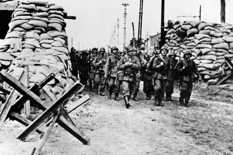 La infantería rumana, que contaba con el ejército del III Reich, entrando en Odesa tras la caída de la ciudad el 22 de octubre de 1941, durante la II Guerra Mundial.