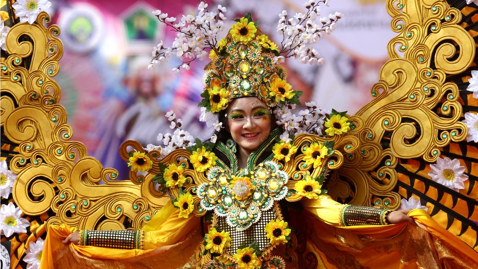 Karnaval Bunga Malang Gunakan Aneka Barang Daur Ulang Bbc News Indonesia