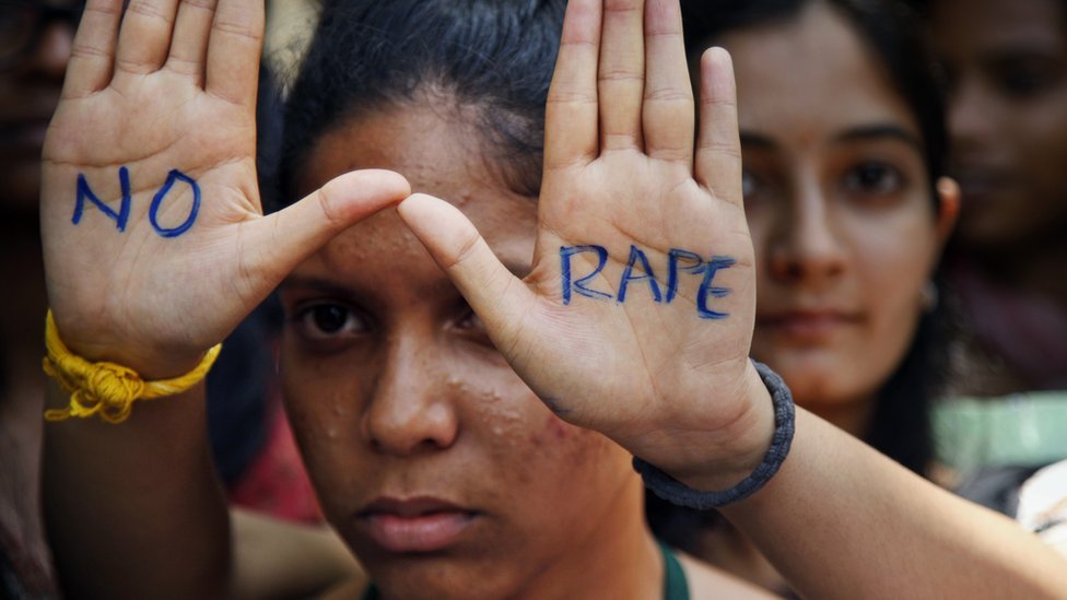 Protesto durante julgamento de estupradores que mataram jovem em Nova Dli