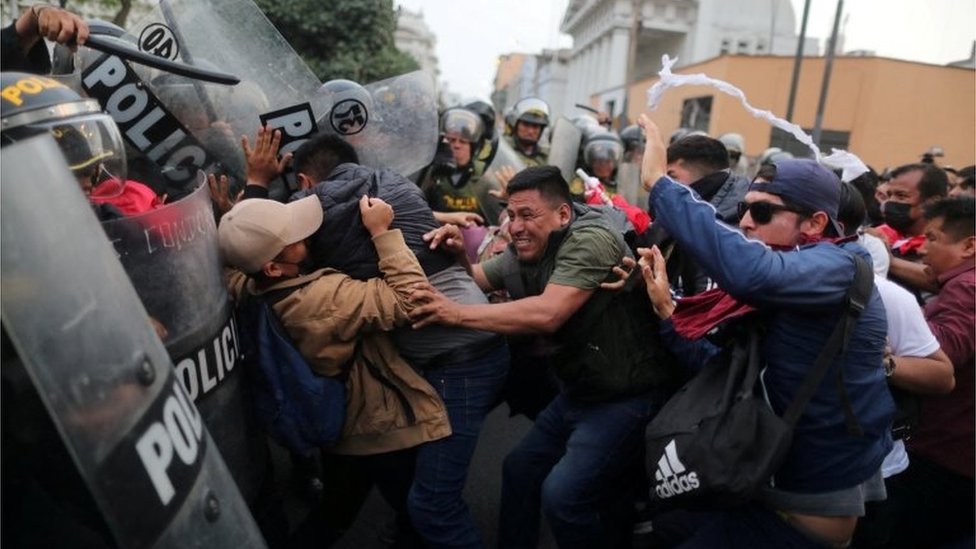 Crisis en Perú: manifestantes exigen nuevas elecciones y la presidenta Boluarte sopesa convocarlas - BBC News Mundo