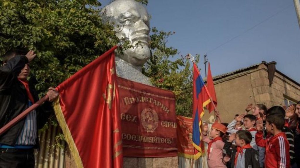 Modellar yashirin kamera uchun kiyimlarni onlayn almashtiradilar Seks porno galuboi