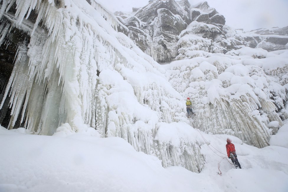 أحد متسلقي الجبال تحدى الطقس السيء ومارس هوايته في التسلق في شلال كيندر المتجمد في دَربيشير