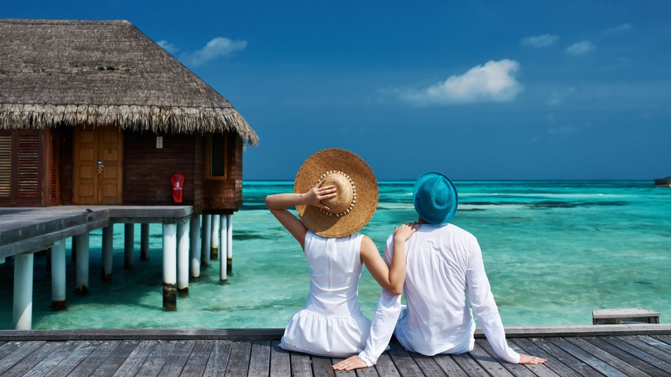 Una pareja en un resort de Maldivas