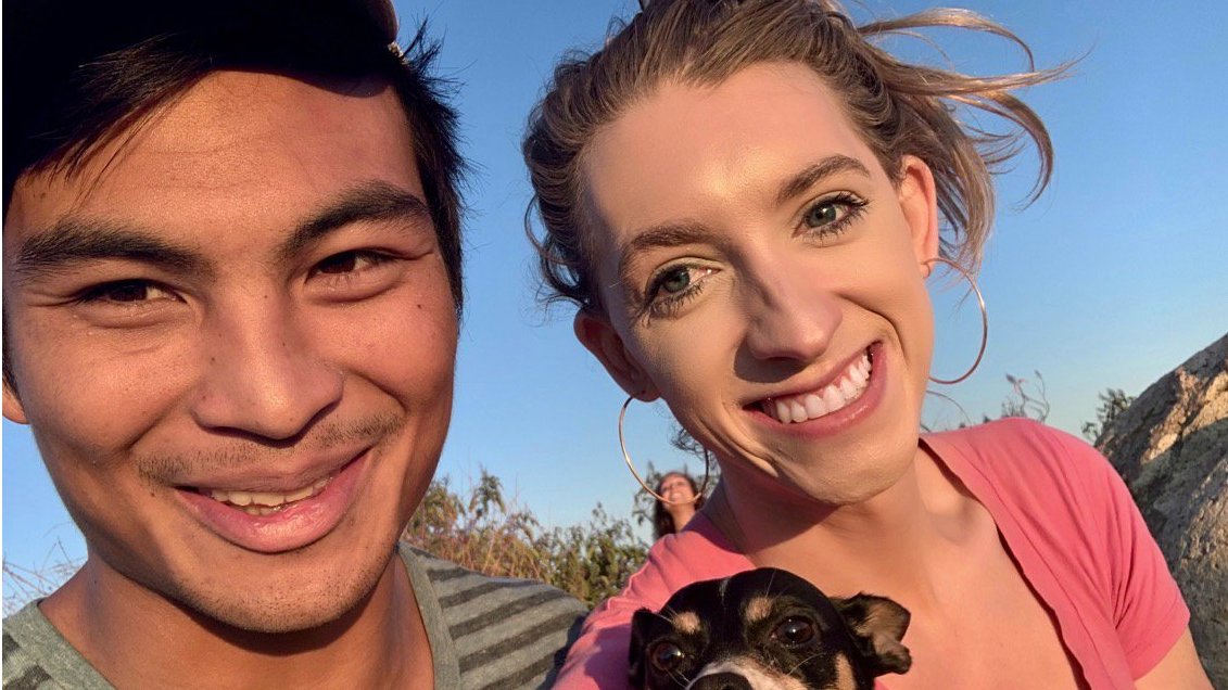 Men mini yubka kiygan qizni kotarib, tik turgan holda sikdim.