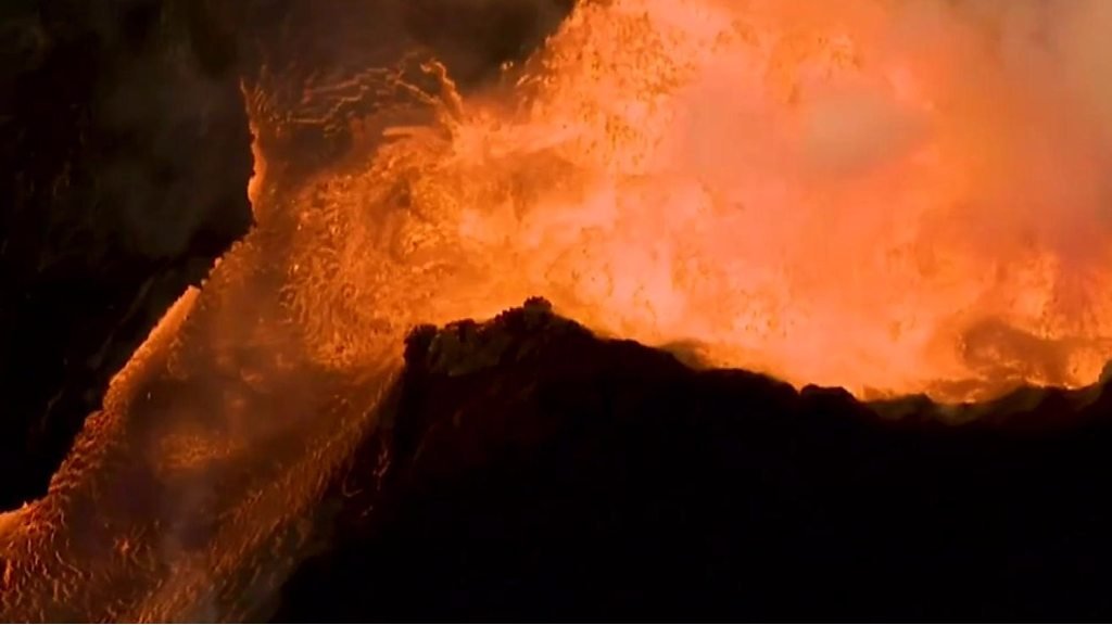 噴火続くキラウエア火山 住宅地に溶岩迫る - BBCニュース