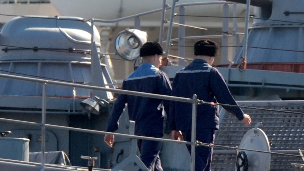 ロシア軍艦がトルコ漁船に警告射撃、衝突回避のためと - BBCニュース
